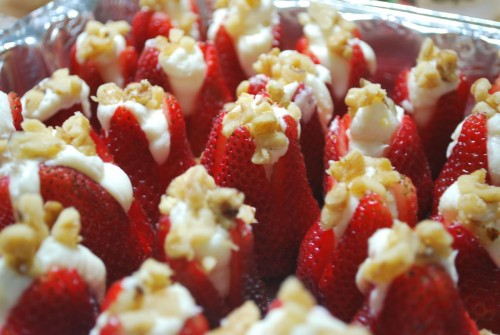 It made about 30 stuffed strawberries with some of the creamcheese mixture to spare.  