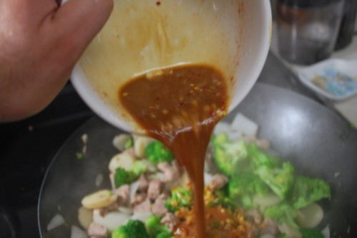 Pour the sauce in the pan