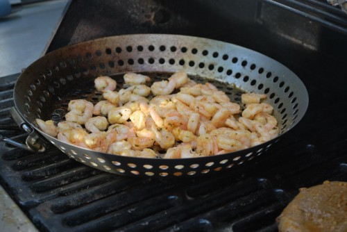 Shrimp sitting nicely in a grill pan.  