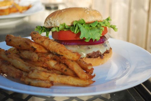 Firecracker hamburger with sourcream and chive fries