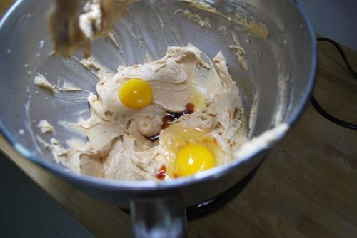 Add the egg, egg yolk and vanilla to the mixture