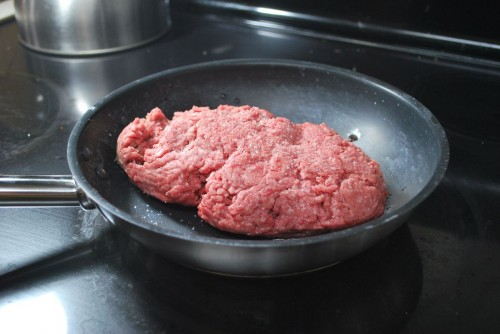 Place the meat in a preheated pan with a couple of pinches of salt