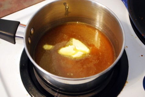 Syrup and butter, the basis of maple sauce