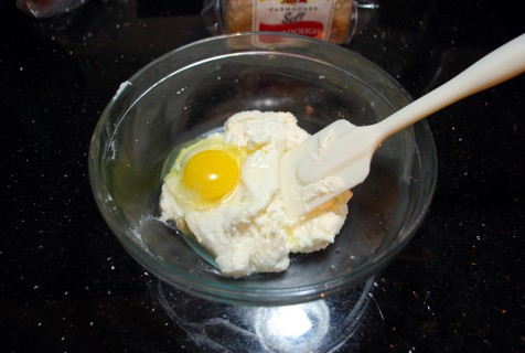 Mix together the ricotta and egg