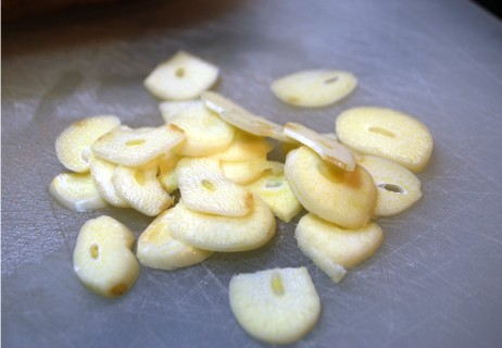 Slice the garlic thin