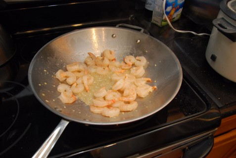 Quickly cook the shrimp