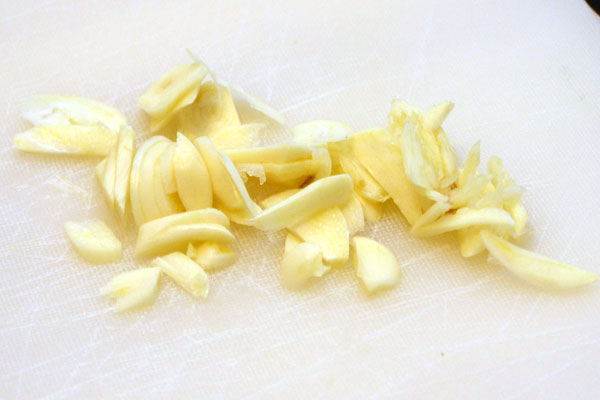 Slice the garlic