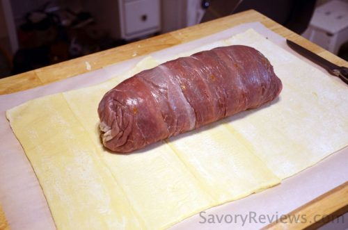 Place the meat torpedo onto the puff pastry